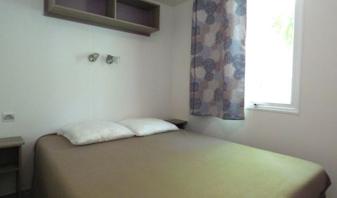 La chambre avec grand lit