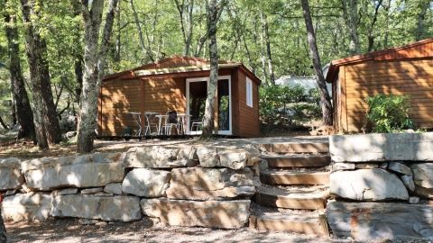 Location chalet en Ardèche dans camping avec accès rivière