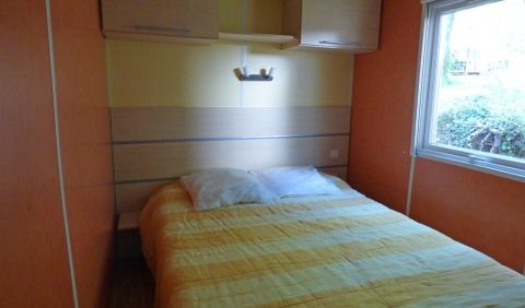 La chambre avec grand lit