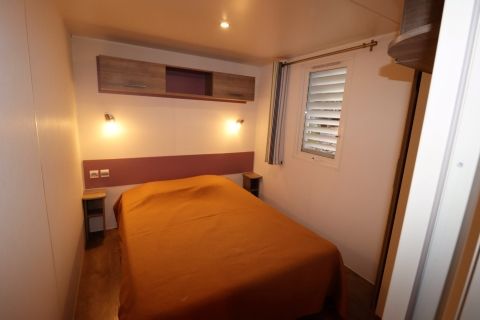 La chambre avec grand lit