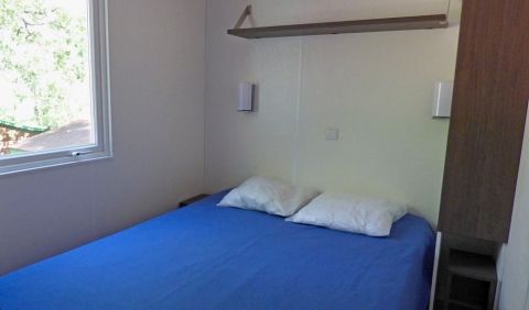 La chambre avec grand lit